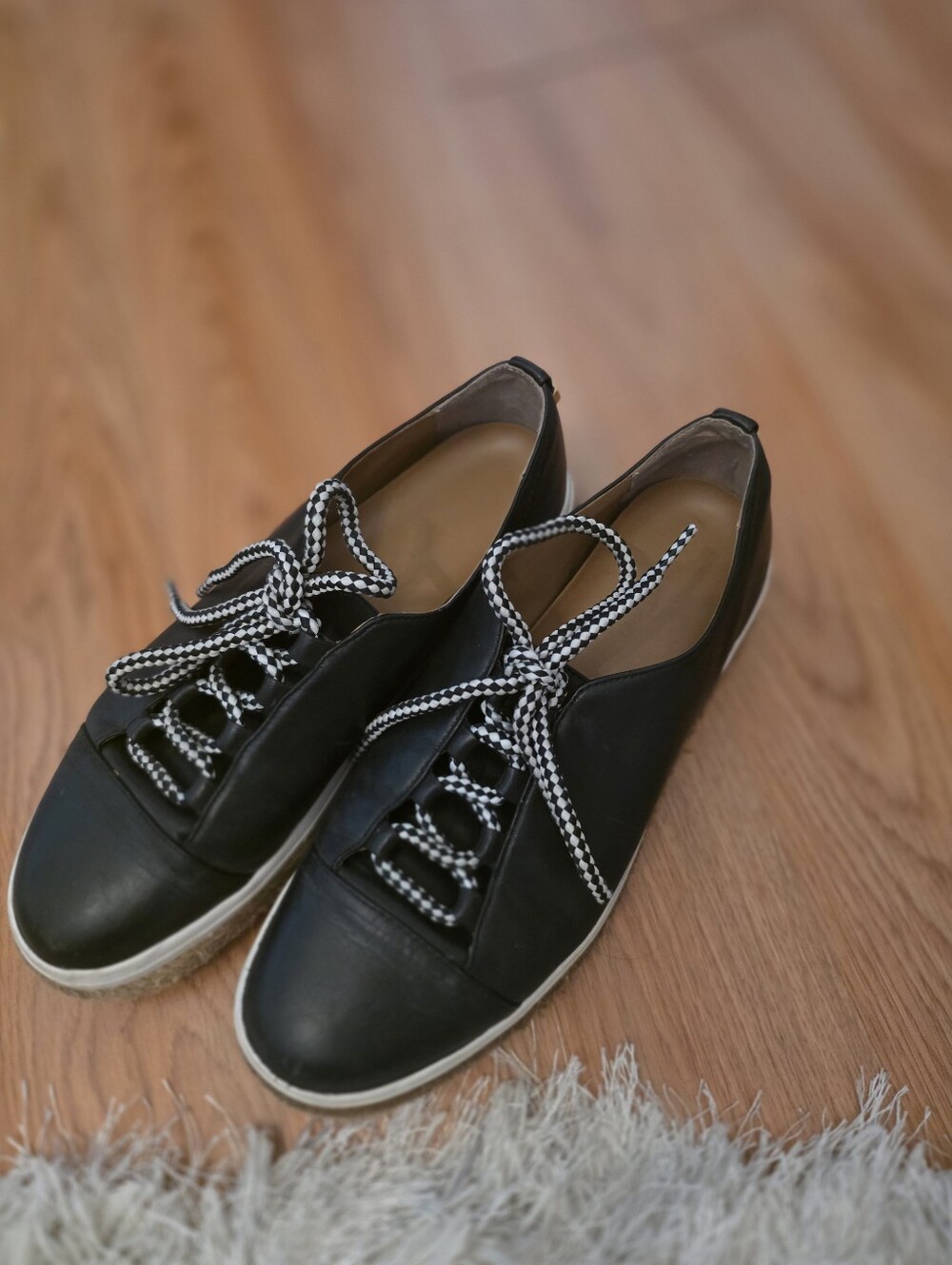Black Leather Low-Top Women's Sneakers with Patterned Laces